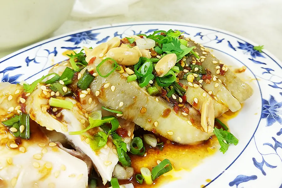 雞肉亮黑白切